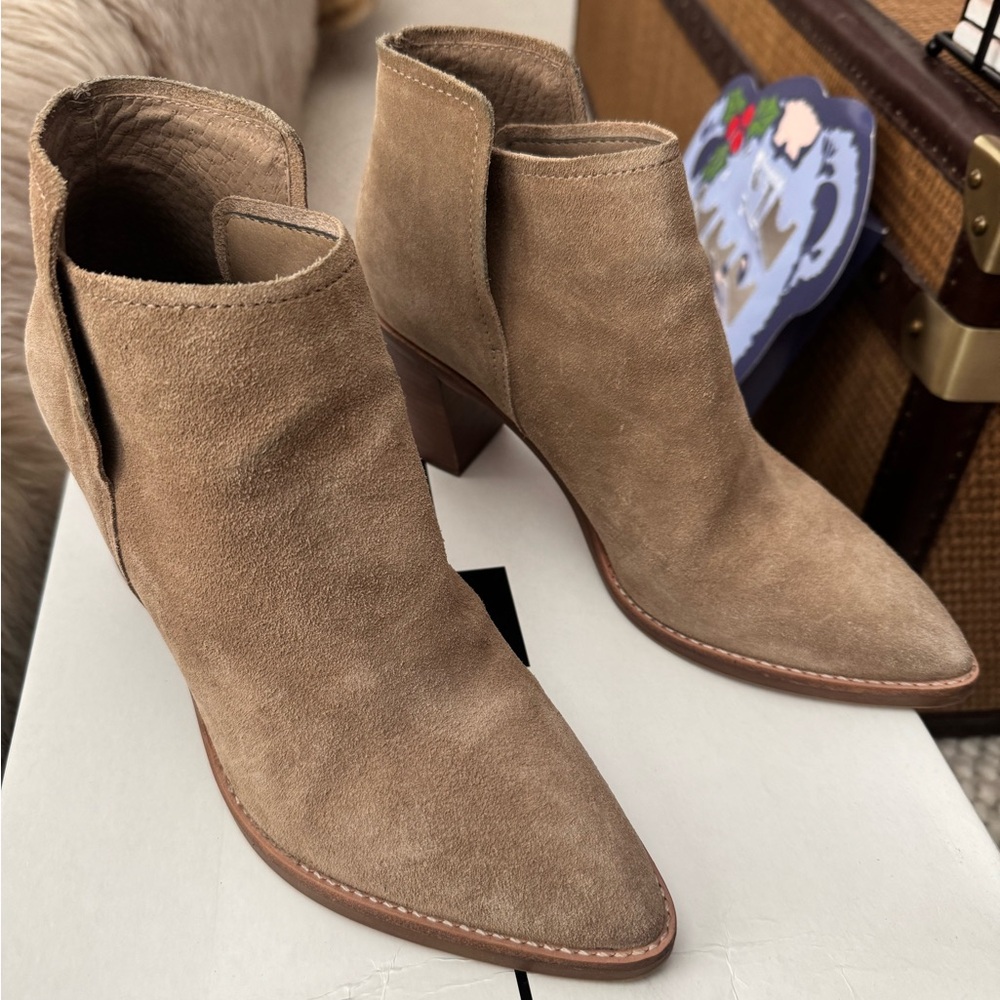 Dolce Vita size 8.5 light Tan Suede Ankle Boots